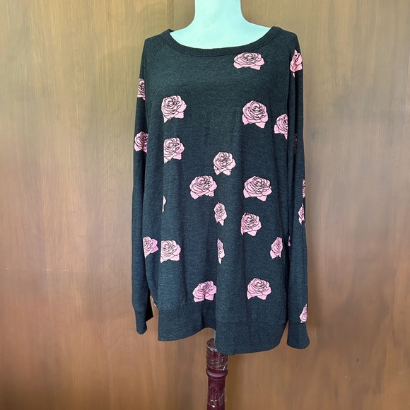 Chaser Tops - Chaser gray top with roses